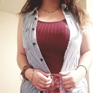 Blue sleevless top with collar